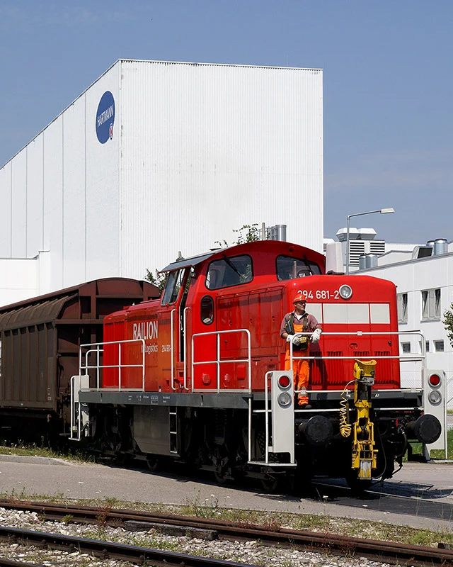 Rangierlokomotive mit Rangierbegleiter an einem Industriegleis