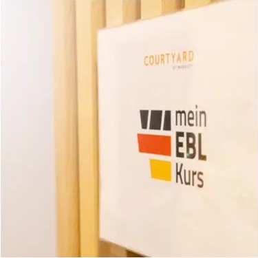 Aufsteller mit dem Logo „mein EBL-Kurs“ im Seminarhotel