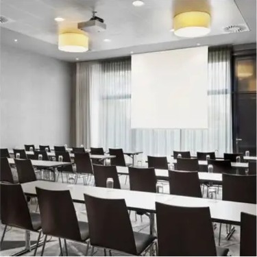 Kursraum mit Leinwand und Bestuhlung im Seminarhotel