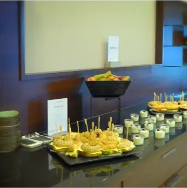 Gedeckter Pausentisch mit Fingerfood im Seminarhotel