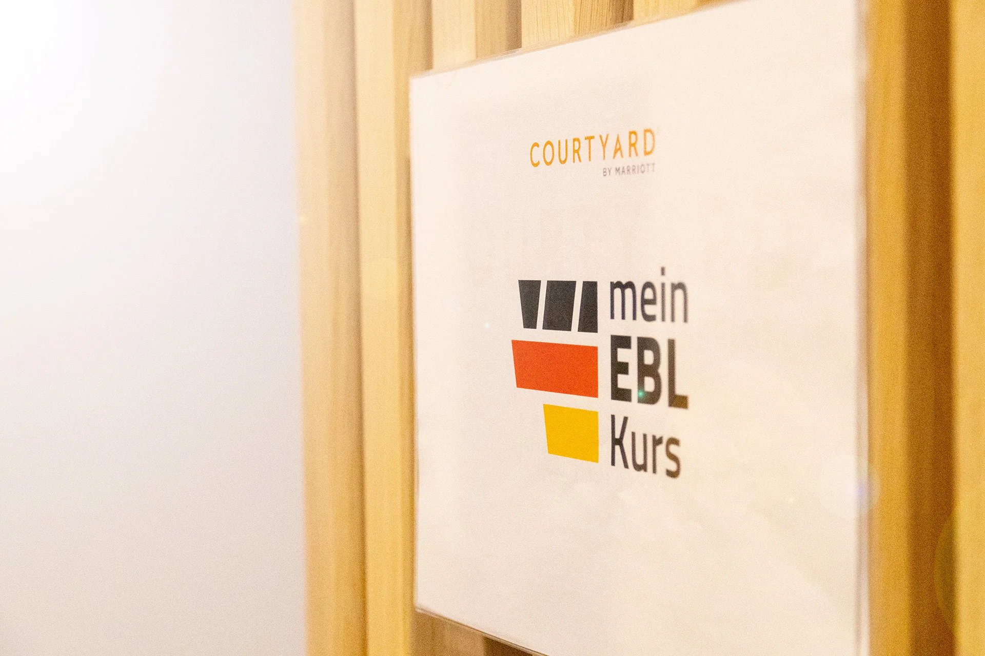 Aufsteller mit dem Logo „mein EBL-Kurs“ im Seminarhotel