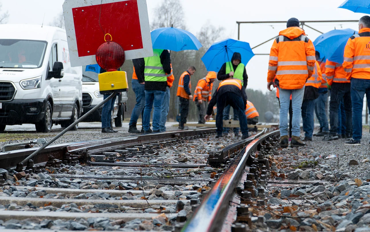 Praxistag am Gleis mit Signaltafel und Teilnehmern
