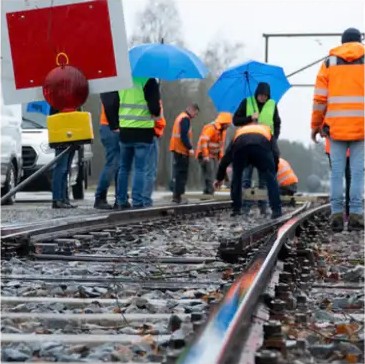 Praxistag am Gleis mit Signaltafel und Teilnehmern