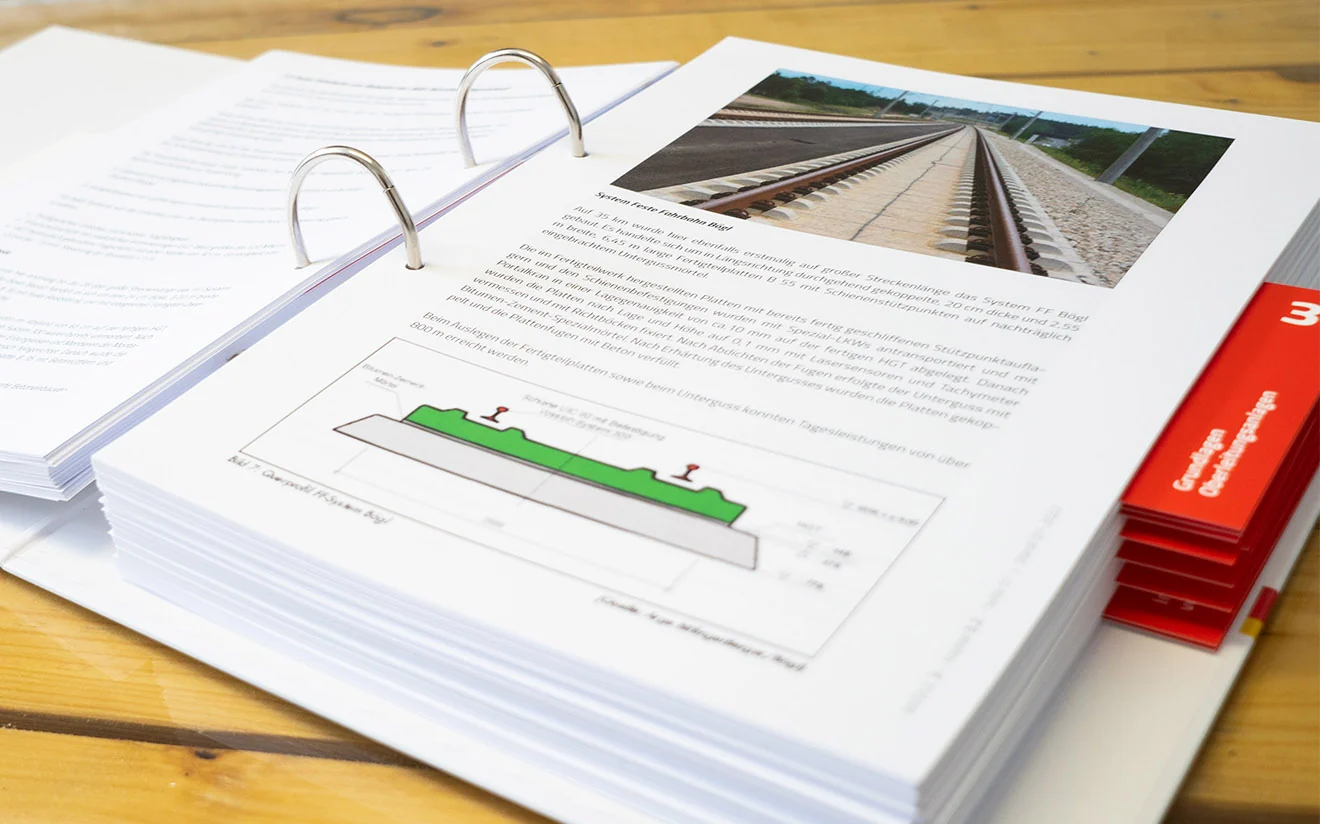 Teilnehmerhandbuch mit Schulungsunterlagen im Ringordner