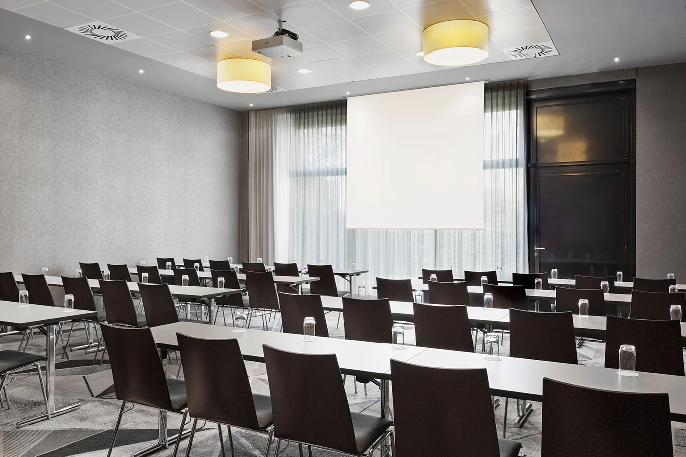 Seminarraum mit Leinwand und Bestuhlung