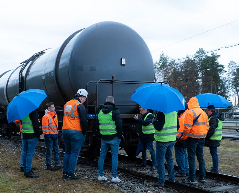 Praxisunterweisung an einem Kesselwagen