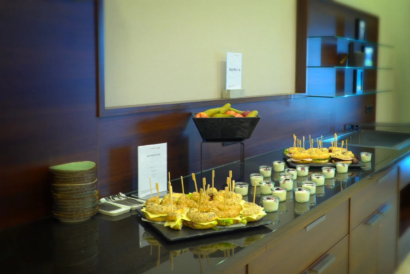 Buffet mit Fingerfood während der Kurspause