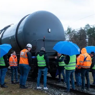 Praxisunterweisung an einem Kesselwagen im Gleisanschluss